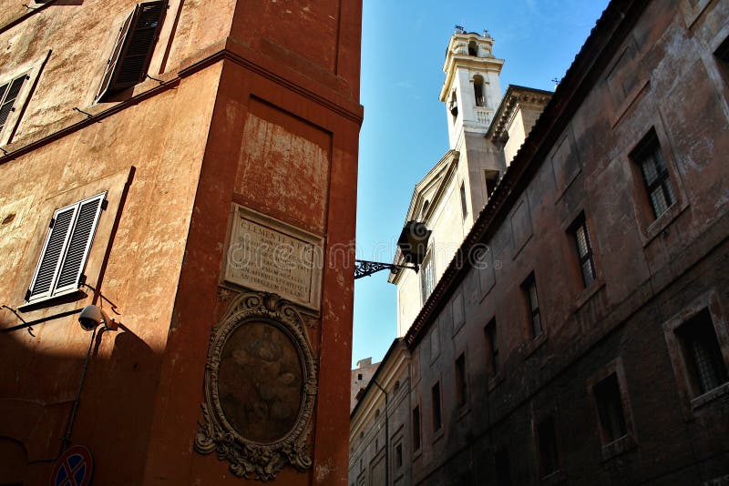 Centro histórico de Roma: inscripción papal e icono fotos de archivo libres de regalías Centro histórico de Roma: inscripción papal e icono fotos de archivo libres de regalías