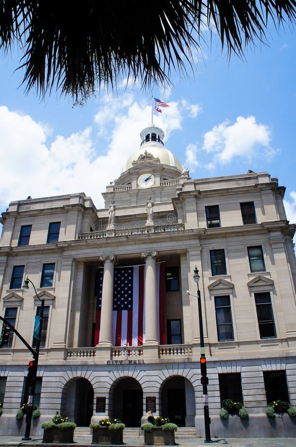 Centro municipal de Savannah City Hall aka con la bóveda y el reloj del oro foto de archivo Centro municipal de Savannah City Hall aka con la bóveda y el reloj del oro foto de archivo
