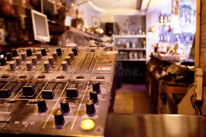 Centro o cubierta de control de la música en una tienda al por menor imágenes de archivo libres de regalías Centro o cubierta de control de la música en una tienda al por menor imágenes de archivo libres de regalías