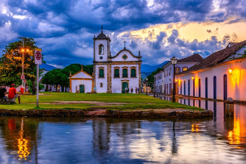 Centro storico di Paraty alla notte, Rio de Janeiro, Brasile fotografie stock Centro storico di Paraty alla notte, Rio de Janeiro, Brasile fotografie stock