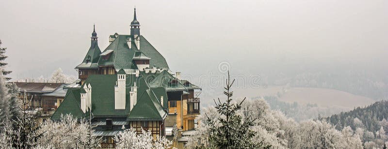 Centro turístico de esquí Semmering, Austria Chalet tradicional hermoso en las montañas austríacas en invierno Vista panorámica d foto de archivo Centro turístico de esquí Semmering, Austria Chalet tradicional hermoso en las montañas austríacas en invierno Vista panorámica d foto de archivo