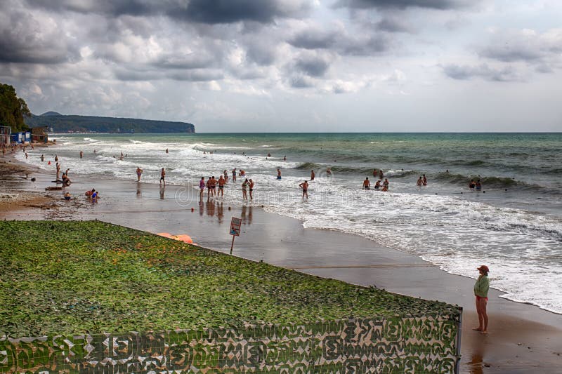 Centro turístico ruso Playa de oro de las arenas 16 09 2018 21 32 P.M. fáciles la tormenta permite que los veraneantes naden Proh imagen de archivo Centro turístico ruso Playa de oro de las arenas 16 09 2018 21 32 P.M. fáciles la tormenta permite que los veraneantes naden Proh imagen de archivo