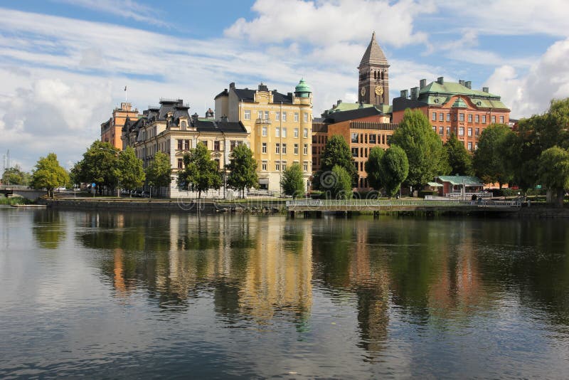 Centro urbano e fiume di Motala. Norrkoping. La Svezia immagine stock Centro urbano e fiume di Motala. Norrkoping. La Svezia immagine stock