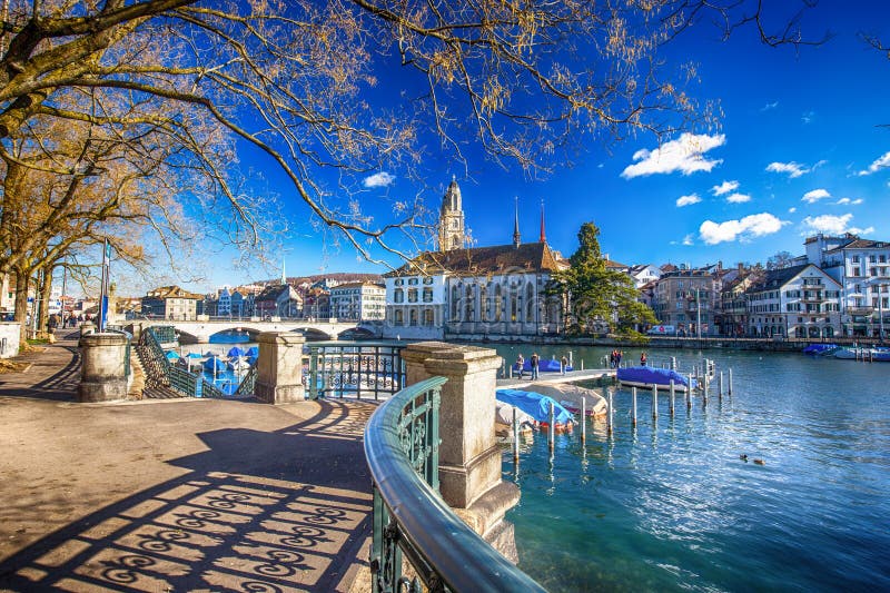Centro urbano storico di Zurigo con il fiume famoso della chiesa e di Limmat di Grossmunster