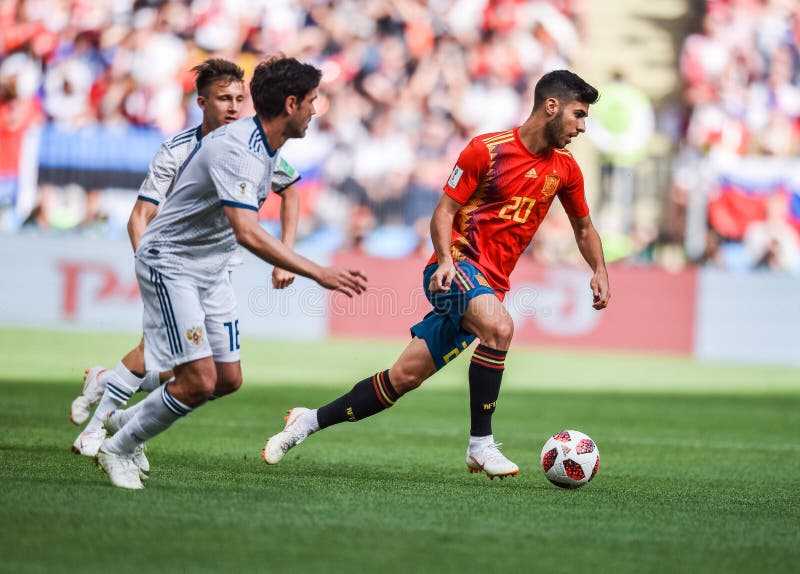 Centrocampista nazionale Marco Asensio della squadra di football americano della Spagna contro i giocatori russi Yury Zhirkov e A immagine stock libera da diritti Centrocampista nazionale Marco Asensio della squadra di football americano della Spagna contro i giocatori russi Yury Zhirkov e A immagine stock libera da diritti
