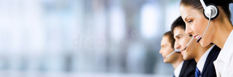 Centru de apeluri. agenți de vânzări pentru asistență clienți. grup de operatori telefonici recepționeri apelanți. copiere spațiu royalty free stock photography