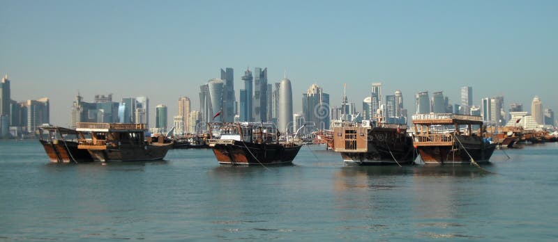 Centrum och skräp, Doha, Qatar royaltyfri bild Centrum och skräp, Doha, Qatar royaltyfri bild