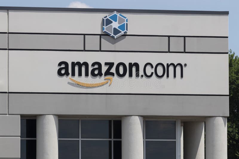 Hebron ok. 2020 lipca : centrum realizacji usługi amazoncom. amazon jest największym internetowym sprzedawcą detalicznym w usa i świętuje pierwszy dzień.