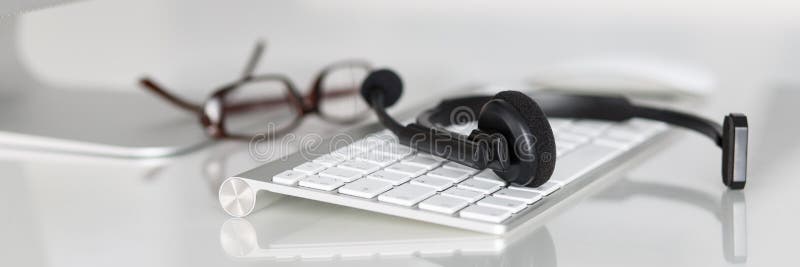 Centrum telefoniczne usługowego operatora pusty pracujący miejsce zdjęcia royalty free Centrum telefoniczne usługowego operatora pusty pracujący miejsce zdjęcia royalty free