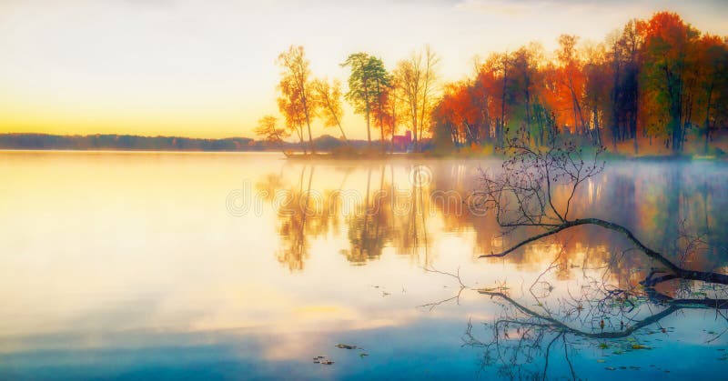 Cenário belo outono da paisagem do lago no outono ao pôr do sol imagem de stock