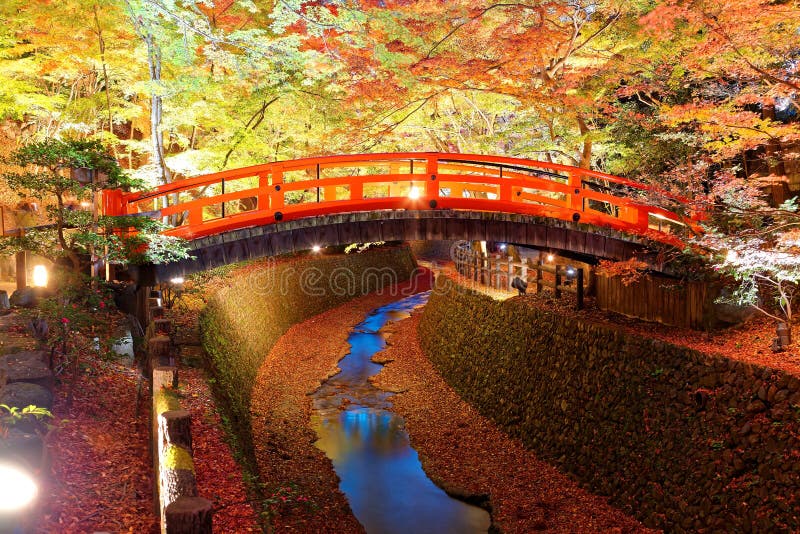 Cenário bonito do outono de um jardim japonês em Kitano Tenmangu Shrine Temple em Kyoto Japão imagens de stock Cenário bonito do outono de um jardim japonês em Kitano Tenmangu Shrine Temple em Kyoto Japão imagens de stock