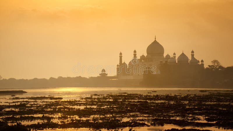 Cenário de Taj Mahal durante o nascer do sol em Agra, Uttar Pradesh, Índia fotografia de stock Cenário de Taj Mahal durante o nascer do sol em Agra, Uttar Pradesh, Índia fotografia de stock
