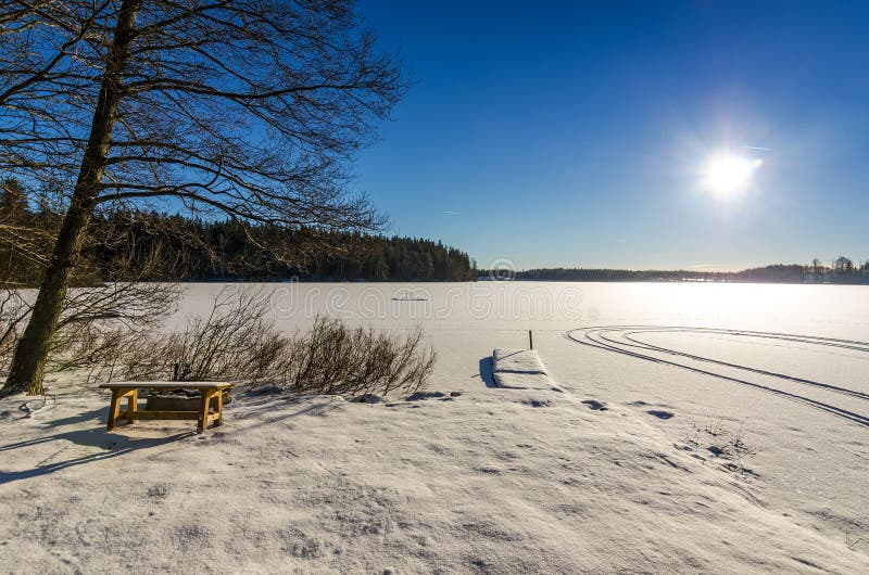 Cenário do lago winter na Suécia imagem de stock