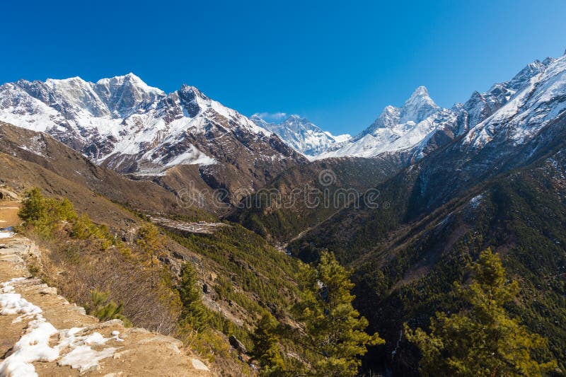 Cenário nos Himalayas na maneira ao acampamento base de Everest fotografia de stock Cenário nos Himalayas na maneira ao acampamento base de Everest fotografia de stock