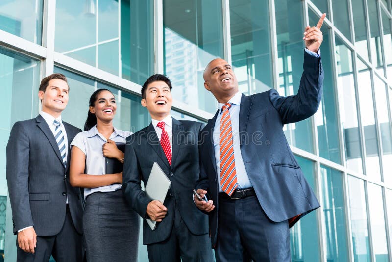 CEO com a equipe que explica sua visão da liderança foto de stock CEO com a equipe que explica sua visão da liderança foto de stock