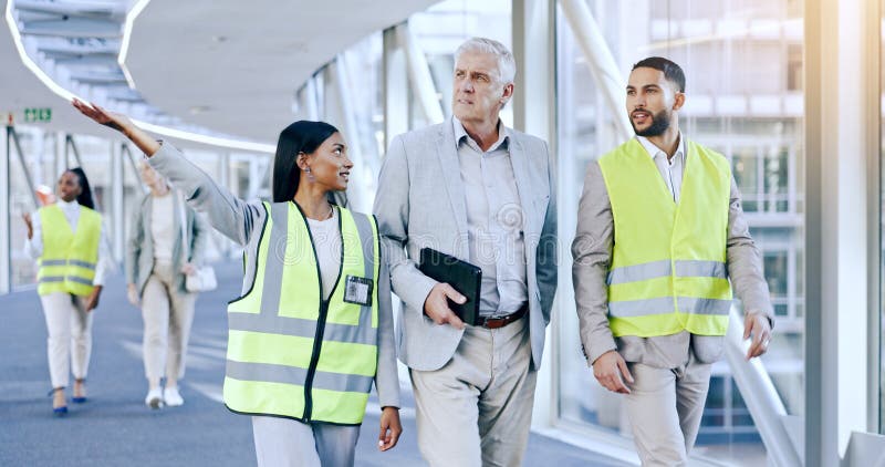CEO des Ingenieurs und sprechen über Baufortschritt und Teilung mit Partner-Immobilieninvestor und spazieren. Architekt lizenzfreies stockfoto