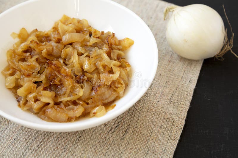Cepe caramelizate realizate în casă pe o placă albă, cu un unghi de vedere inferior, la suprafață neagră. închidere royalty free stock photo