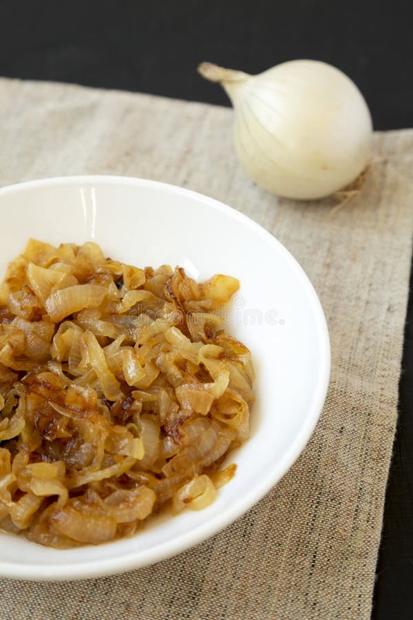 Cepe caramelizate realizate în casă pe o placă albă, pe un fond negru, cu vedere cu unghi închis. închidere royalty free stock image