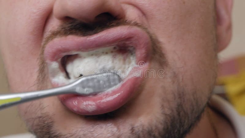 Cepillar los dientes. un tipo se cepilla los dientes almacen de metraje de vídeo