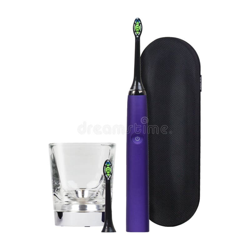 Cepillo de dientes electrónico ultrasónico aislado en el fondo blanco foto de archivo libre de regalías Cepillo de dientes electrónico ultrasónico aislado en el fondo blanco foto de archivo libre de regalías