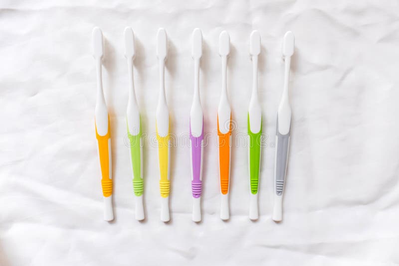 Cepillos de dientes coloridos viejos en el fondo blanco imagenes de archivo Cepillos de dientes coloridos viejos en el fondo blanco imagenes de archivo