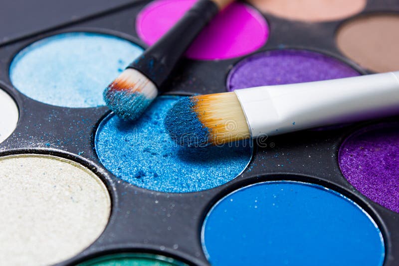 Cepillos para el maquillaje en las paletas de la sombra de ojos imágenes de archivo libres de regalías Cepillos para el maquillaje en las paletas de la sombra de ojos imágenes de archivo libres de regalías