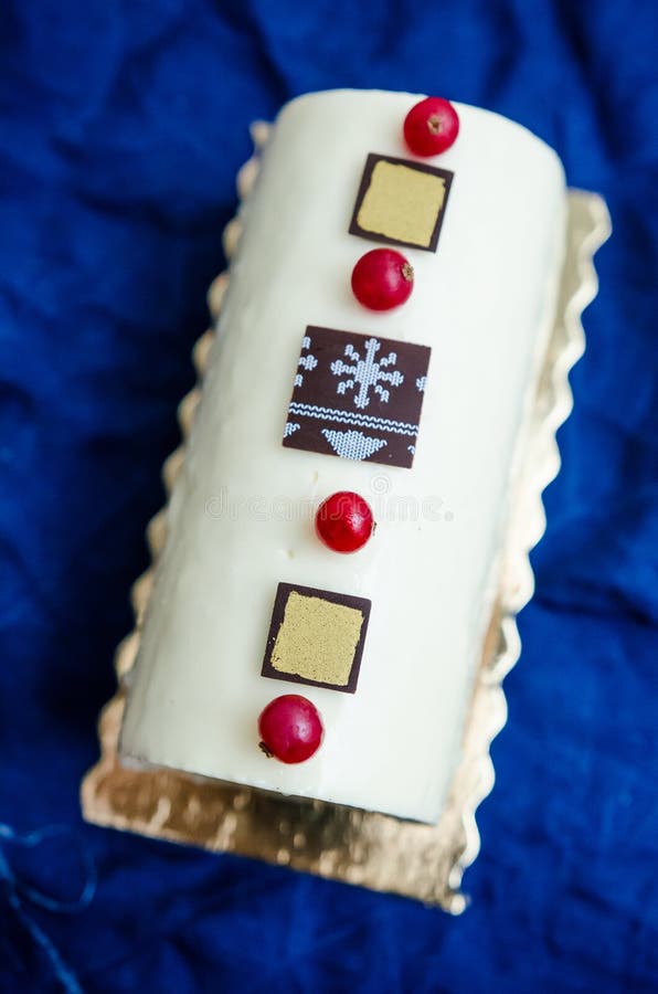 Ceppo di Yule della vaniglia e del caramello fotografia stock Ceppo di Yule della vaniglia e del caramello fotografia stock