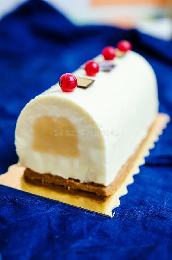 Ceppo di Yule della vaniglia e del caramello fotografie stock Ceppo di Yule della vaniglia e del caramello fotografie stock