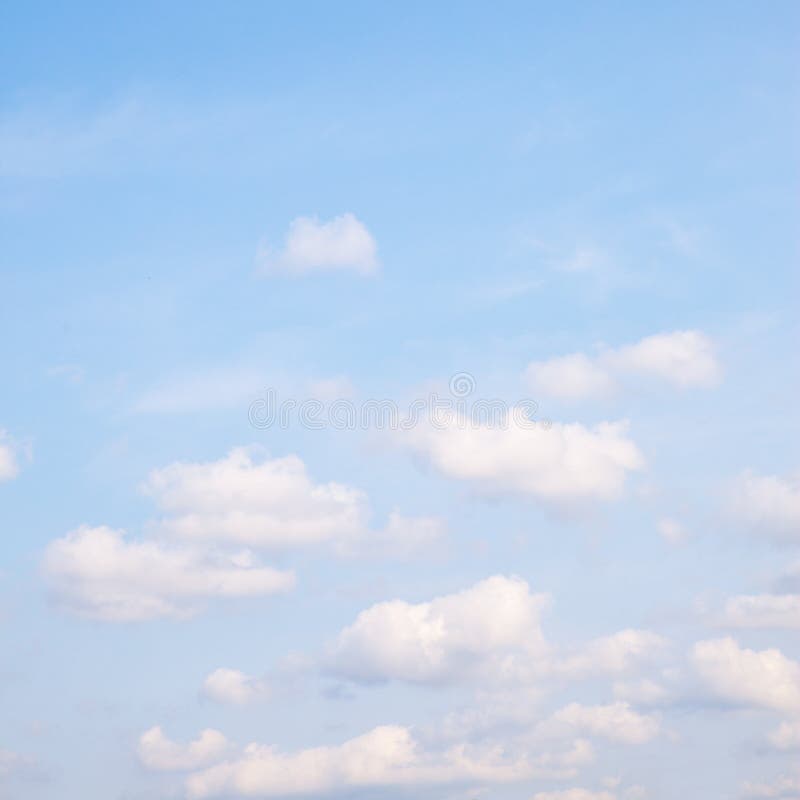 Cer albastru deschis cu nori royalty free stock photography