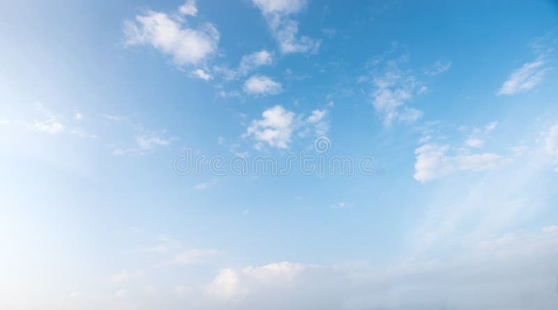 Cer albastru deschis cu nori mici și pufoși stock photo