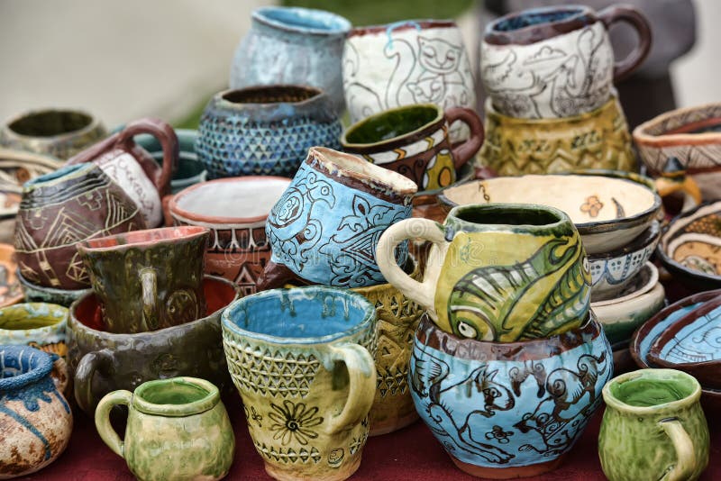 Ceramiczne filiżanki i puchary z śmiesznymi rysunkami fotografia stock Ceramiczne filiżanki i puchary z śmiesznymi rysunkami fotografia stock