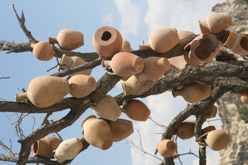 Ceramiczni produkty na gałąź zdjęcia stock Ceramiczni produkty na gałąź zdjęcia stock