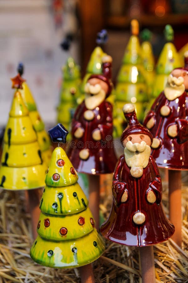 Ceramiczny Święty Mikołaj i Drzewne dekoracyjne postacie
