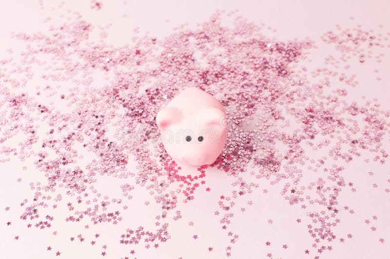 Ceramicznych zabawek menchii świniowaty symbol holograficzna błyskotliwość confetti forma gwiazdy na różowej tła mieszkania Lay k zdjęcia royalty free Ceramicznych zabawek menchii świniowaty symbol holograficzna błyskotliwość confetti forma gwiazdy na różowej tła mieszkania Lay k zdjęcia royalty free
