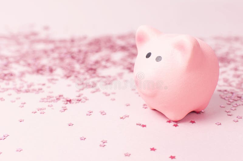 Ceramicznych zabawek menchii świniowaty symbol holograficzna błyskotliwość confetti forma gwiazdy na różowej tła mieszkania Lay k fotografia royalty free Ceramicznych zabawek menchii świniowaty symbol holograficzna błyskotliwość confetti forma gwiazdy na różowej tła mieszkania Lay k fotografia royalty free