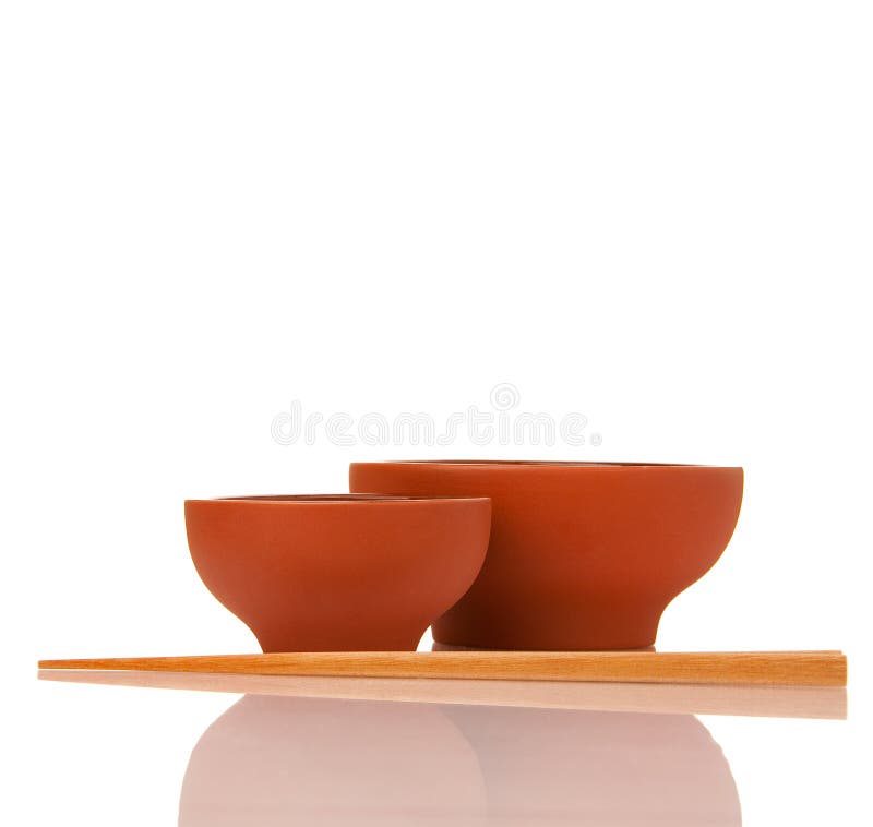 Ceramika puści azjatykci puchary i drewniani chopsticks