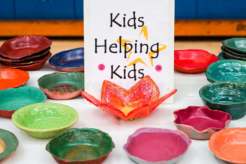 Ceramische die Schenkingen door Kinderen worden gemaakt royalty-vrije stock foto Ceramische die Schenkingen door Kinderen worden gemaakt royalty-vrije stock foto