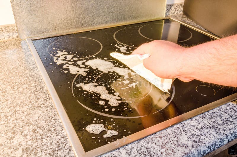 Ceramische haardplaat, inductiehaardplaat het schoonmaken royalty-vrije stock afbeelding Ceramische haardplaat, inductiehaardplaat het schoonmaken royalty-vrije stock afbeelding