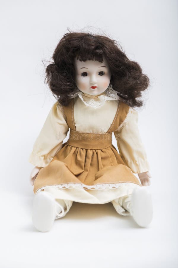 Ceramische porselein met de hand gemaakte pop met lang donkerbruin haar en beige kleding stock afbeeldingen Ceramische porselein met de hand gemaakte pop met lang donkerbruin haar en beige kleding stock afbeeldingen