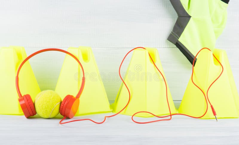 Bola Com Os Fones De Ouvido Para Coisas Do Jogador Da Música E De Futebol,  Foto Longa Foto de Stock - Imagem de cones, conceito: 120997916