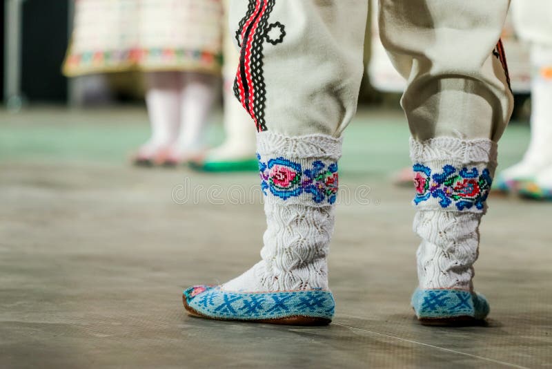 Cerca De De Lana En Piernas De Una Joven Bailarina Rumana Con Traje Folclórico Tradicional Folclore De Rumania Foto de archivo - Imagen de naturalizado: 160850796