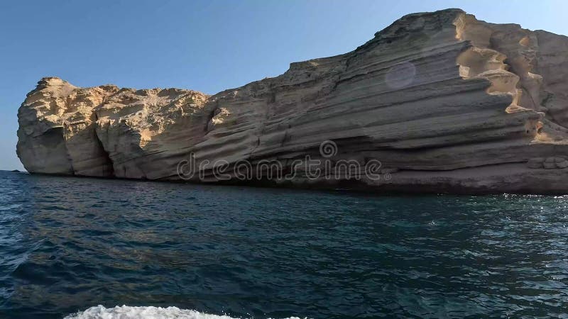 Cerca de las olas de marea y el acantilado capturados en el barco de myna al fahal en muscat. almacen de metraje de vídeo