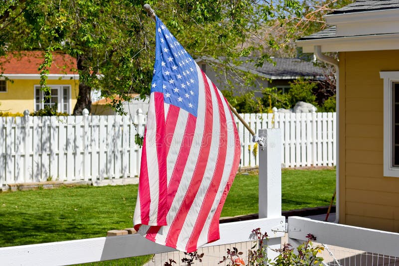 Uso De Madera De La Cerca Con La Piedra Imagen de archivo - Imagen de
