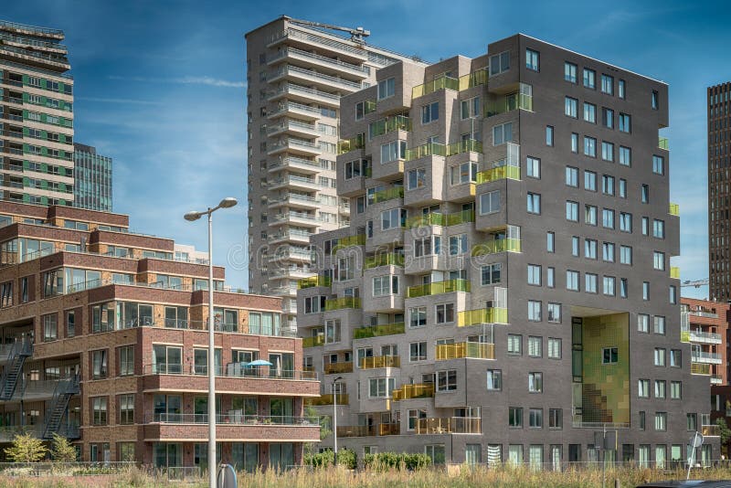 Cerca de múltiples balcones de modernos apartamentos en el zuidas de Amsterdam, lujosos apartamentos, salón, casas fotografía de archivo libre de regalías Cerca de múltiples balcones de modernos apartamentos en el zuidas de Amsterdam, lujosos apartamentos, salón, casas fotografía de archivo libre de regalías