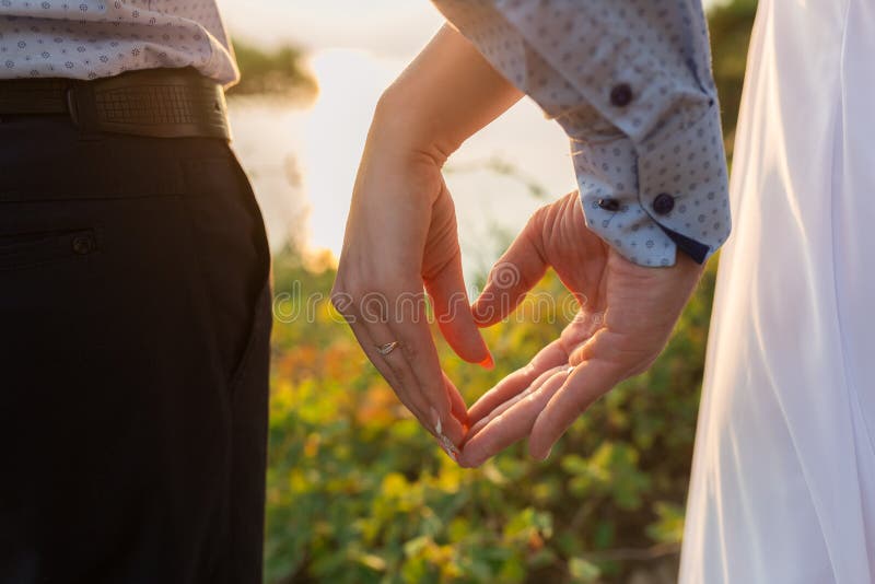 Cerca de un par de amor sosteniendo o haciendo la mano por forma de corazón como concepto de boda romántica fotos de archivo Cerca de un par de amor sosteniendo o haciendo la mano por forma de corazón como concepto de boda romántica fotos de archivo