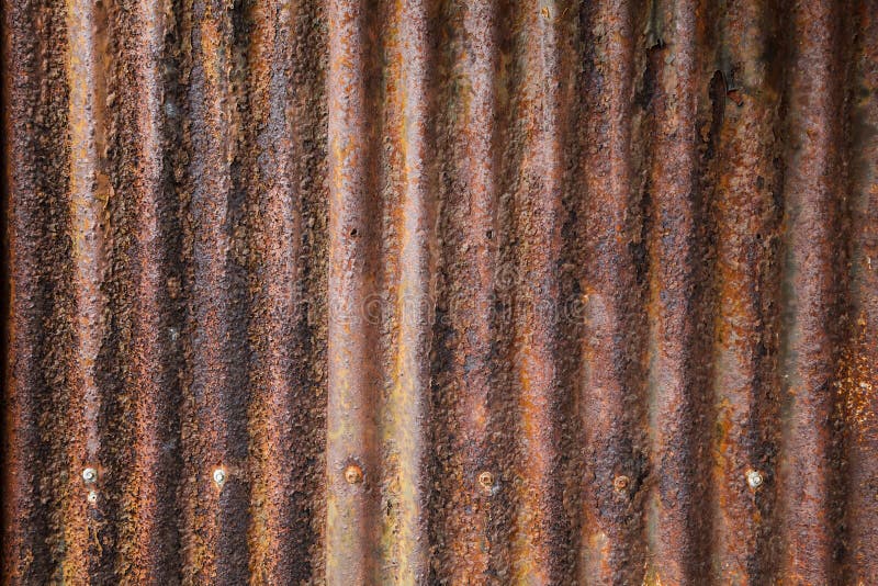 Cerca exterior texturizada rojo marrón acanalada oxidada envejecida detallada vieja de la hoja de metal del cinc del vintage usad foto de archivo libre de regalías Cerca exterior texturizada rojo marrón acanalada oxidada envejecida detallada vieja de la hoja de metal del cinc del vintage usad foto de archivo libre de regalías