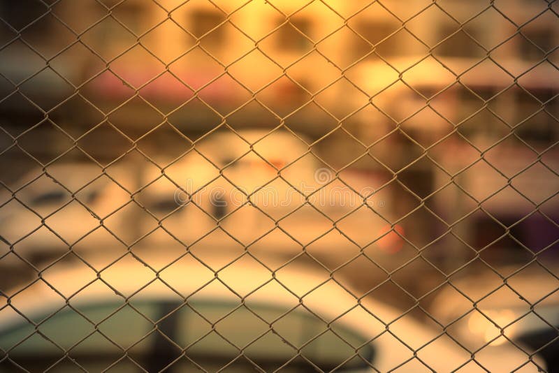Cerca metálica da rede sobre fundo de engarrafamento à luz do sol imagem de stock royalty free