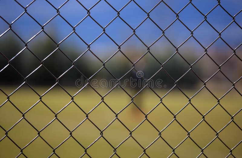 Cerca metálica de la malla del alambre alrededor de un campo de fútbol Fondo borroso, cierre encima de la visión con los detalles fotos de archivo libres de regalías Cerca metálica de la malla del alambre alrededor de un campo de fútbol Fondo borroso, cierre encima de la visión con los detalles fotos de archivo libres de regalías