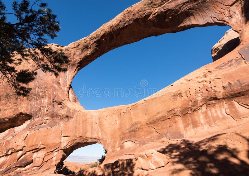 Cercando sul doppio arco della O all'interno degli arché parco nazionale, l'Utah fotografia stock libera da diritti Cercando sul doppio arco della O all'interno degli arché parco nazionale, l'Utah fotografia stock libera da diritti