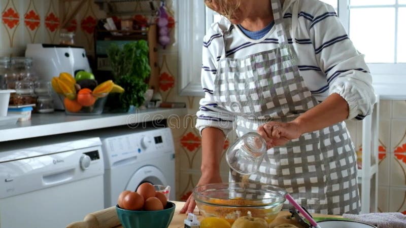 Cercano a las ancianas manos maduras preparar una sabrosa mano en casa hacer pastel de fruta para la gente en casa - celebración metrajes